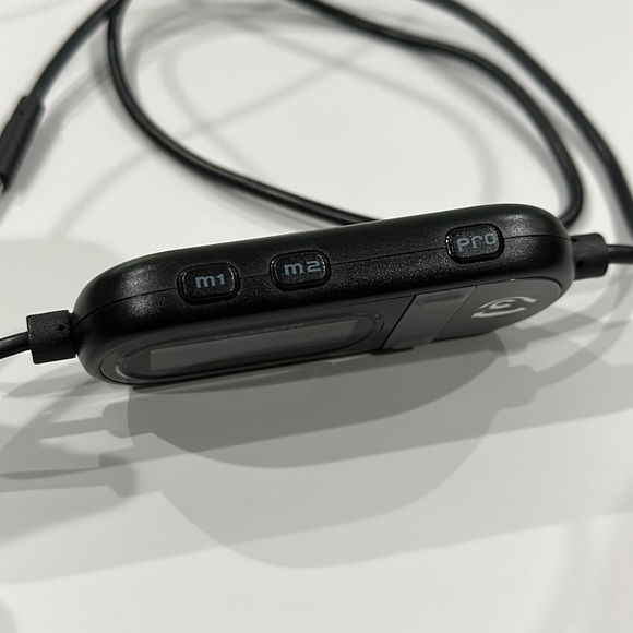 Belkin TuneCast Auto FM Radio Audio Transmitter with USB Charging Port - Black - Picture 4 of 8